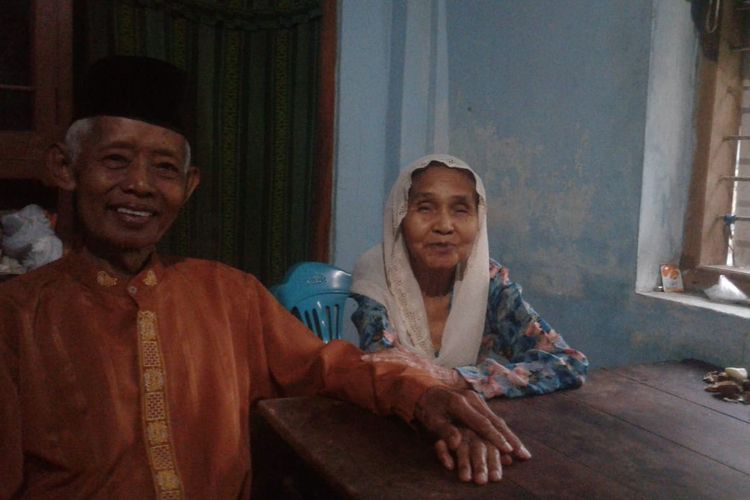 Nenek Tidur di Pangkuan Kakek Saat Naik Prameks, 57 Tahun Menikah dan Tak Pernah Terpisahkan